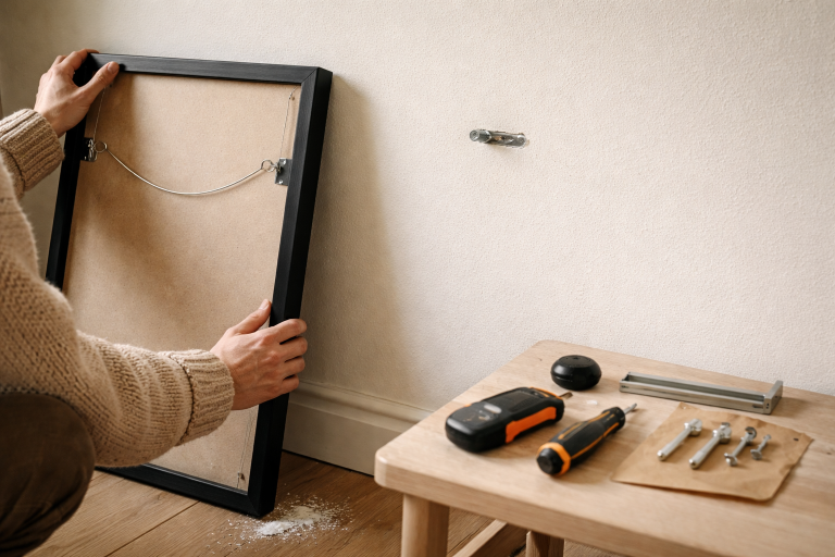 Gipsvæg og tunge rammer: min rolige plug-guide, så billedet bliver hængende